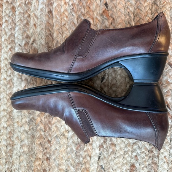 Clark’s Size 10 Partridge Brown Slip On Heeled Loafers - Picture 6 of 8